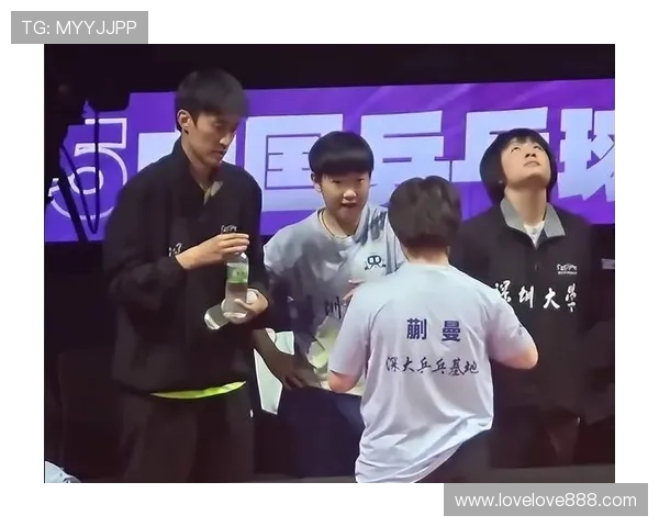 央视记者连问孙颖莎不放过 蒯曼一旁坏笑似小蘑菇笑喷全场